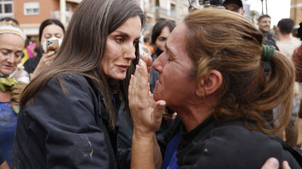 La reina Letizia consuela a una víctima de las inundaciones, durante su visita a Paiporta este domingo