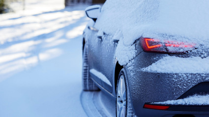 Coche cubierto de nieve en condiciones invernales