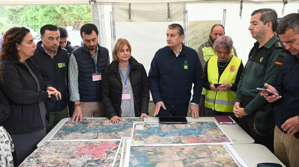 La alcaldesa García-Pelayo junto al consejero Antonio Sanz y otras autoridades y técnicos en el puesto de mando para la Dana 2024