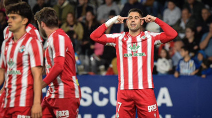 Roni, delantero del Zamora, celebra su tanto ante la Ponferradina