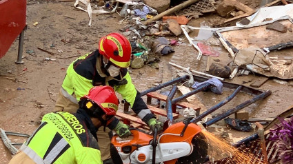 Bomberos del Consorcio Provincial de Córdoba trabajando sobre terreno afectado en la DANA de Valencia