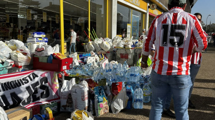 La afición del Sporting recogió alimentos para ayudar a Valencia.