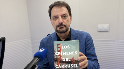 Juan Solo con su libro 'Los crímenes del carrusel' en COPE