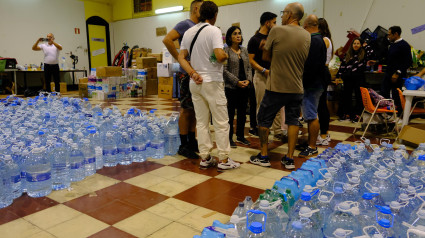 Darias visita los puntos solidarios de ayuda a las personas afectadas por la DANA de Valencia instalados en la ciudad.