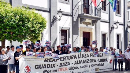 Concentración de colectivos ferroviarios por la vuelta del tren Guadix-Lorca