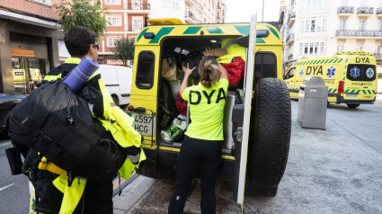 Miembros de la DYA de Bizkaia preparando el material que llevan a Valencia para ayudar a los afectados por la DANA