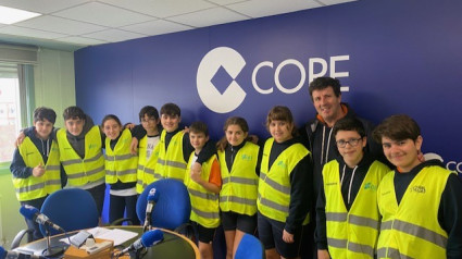 El profesor Gonzalo y los chicos de 12 y 13 años que participan en el grupo de Ecovigilantes en los estudios de Cope Ourense