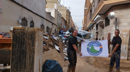 Dos miembros de Casa de Guías Navacerrada, en Sedaví