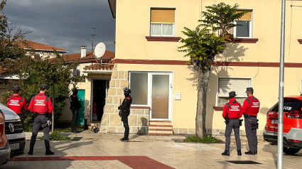 Agentes de Policía Foral entran en un domicilio del barrio pamplonés de la Txantrea