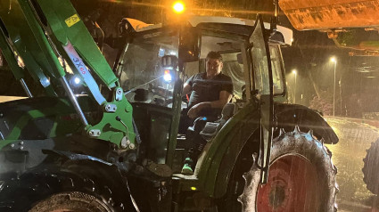 Ovidio Pardo, agricultor de Paniza, en su tractor en Catarroja.