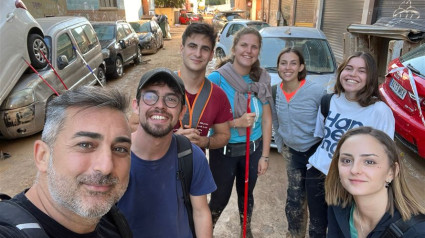 Universitarios valencianos colaborando en las labores de limpieza de la zona afectada por la DANA