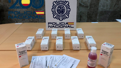 Botes de jarabe intervenidos por la Policía Nacional