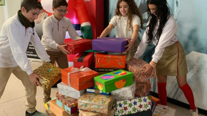 Los niños del cole preparando las cajas