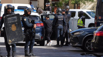 Efectivos de la Policía Nacional desplegados en el Polígono Sur