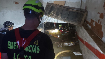 Miembros del equipo del Servicio de Emergencias de Lorca durante su trabajo en Algemesí.