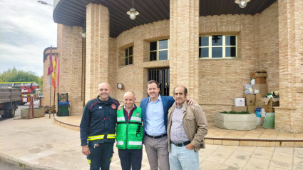 El veterano paracaidista, Rafael Boja, en el parque de Bomberos, entre otros, con el alcalde de Toledo Carlos Velázquez