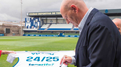 Pepe Mel firmando su renovación