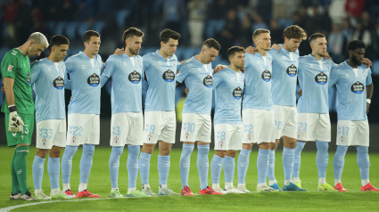 El once del Celta en el minuto de silencio por las víctimas