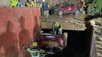 Efectivos realizando labores de ayuda