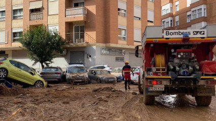 Bomberos trabajando para paliar los efectos de la DANA