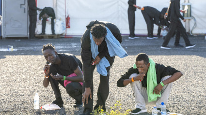 Varios de los inmigrantes rescatados, que han pasado la noche en la carpa habilitada en el puerto de Arrecife (Lanzarote), se asean a primeras horas de este martes, Salvamento Marítimo ha rescatado en la pasada noche a un cayuco y cuatro lanchas neumáticas en Canarias con un total de 375 personas a bordo, entre ellas una fallecida y otra en estado débil que ha sido evacuada en helicóptero a Tenerife. EFE/ Adriel Perdomo