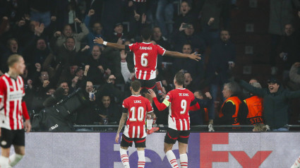 Los jugadores del PSV celebrando el primer gol