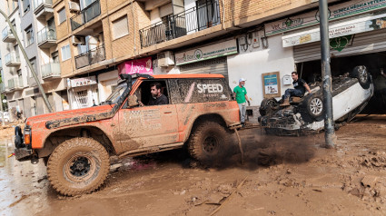 Un todoterreno saca un coche de un garaje de Massanassa, a 5 de noviembre de 2024, en Valencia, Comunidad Valenciana