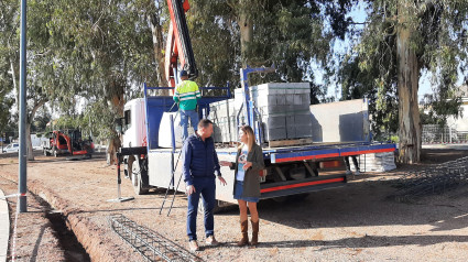 La concejala de Desarrollo Local supervisa la construcción del nuevo parque canino