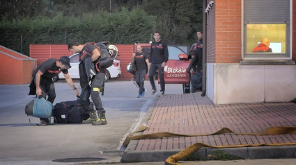 Bomberos de Bizkaia se preparan para salir hacia Valencia