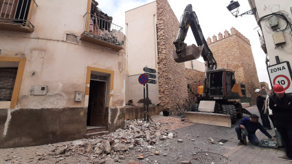 Una retroexcavadora derriba la casa de la calle Gigante bajo la que están los restos de la muralla