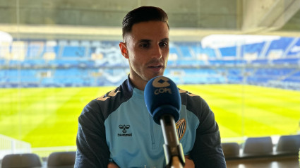 Un momento de la entrevista con Luismi en La Rosaleda.