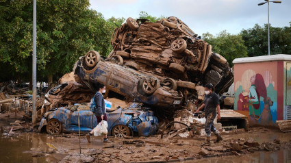 Coches amontonados en la zona afectada por la DANA