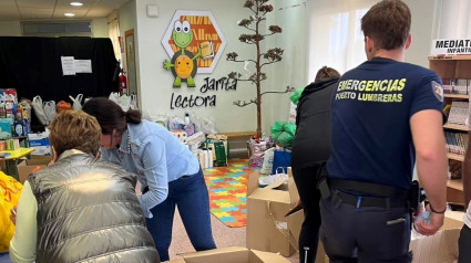 Voluntarios y personal de Protección Civil empaquetan la ayuda que será enviada a Valencia