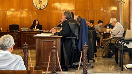 11/09/2023 A la derecha, sentado tras los abogados y el fiscal, el anciano que mató a un ladrón que asaltó su casa en Porreres en 2018.