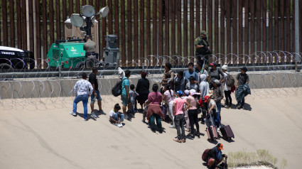 Cientos de migrantes tratan de cruzar la frontera de EEUU por Rio Grande