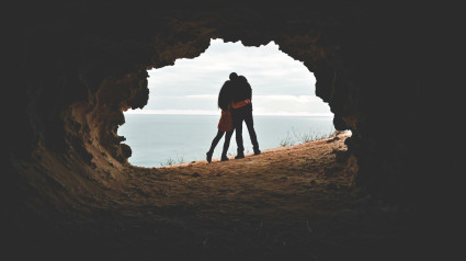 Siluetas de parejas de enamorados abrazándose. Abrazo emocional como símbolo de estar juntos pase lo que pase