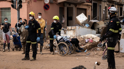 Varios bomberos ayudan a limpiar los estragos ocasionados por la DANA, a 4 de noviembre de 2024, en Paiporta, Valencia, Comunidad Valenciana