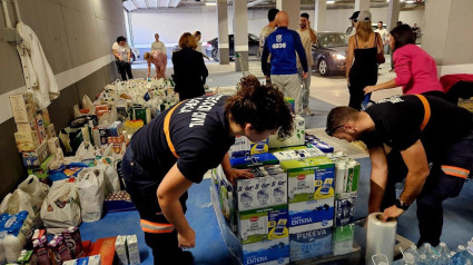 Voluntarios trabajan en el centro de recogida solidaria de Ifelor