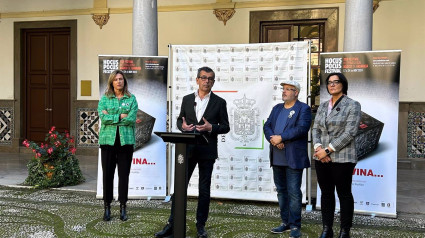 La responsable de Fundación Caja Rural, Poli Servián, el edil de Cultura de Granada, Juan Ramón Ferreira, el director de Hocus Pocus, Miguel Puga, y la delegada de Desarrollo Educativo de la Junta en la provincia, María José Martín, de izquierda a derecha