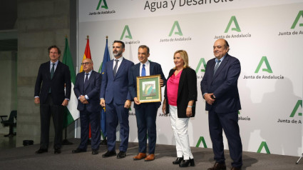 José Manuel Cabrales recibe el galardón que otorga la FAAPE