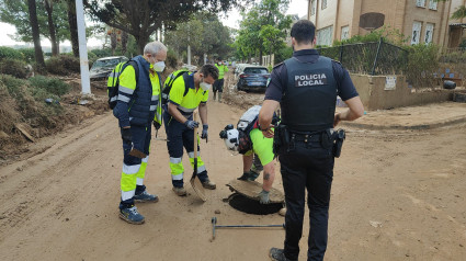 Voluntarios de Emasagra y Aguasvira trabajando en la Zona Cero de la DANA