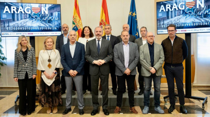 Foto de familia de los miembros de 'Aragón solidario'