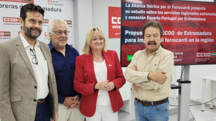 Responsables de Alianza Ibérica por el Ferrocarril y de CCOO Extremadura, en la rueda de prensa en la sede del sindicato en Mérida.