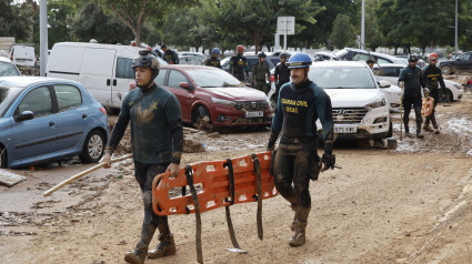 Efectivos del Grupo Especial de Actividades Subacuáticas (GEAS) de la Guardia Civil participan en las labores de búsqueda de desaparecidos en la localidad de Paiporta