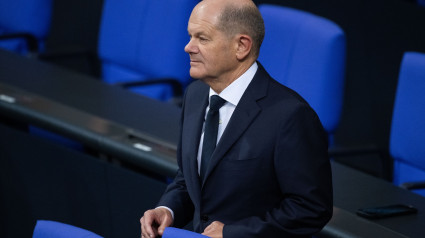 El canciller alemán Olaf Scholz asiste a la toma de posesión del nuevo ministro de Finanzas, Jörg Kukies, en el Bundestag