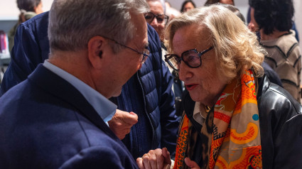 El momento en el que Lourdes Parada desvela la placa con el nombre de su padre