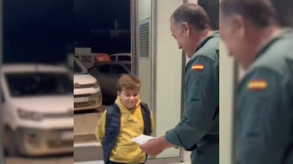 Julián, niño que ha hecho un dibujo a la Guardia Civil