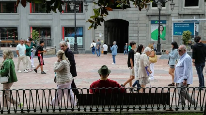 Gente en la plaza de la Escandalera de Oviedo