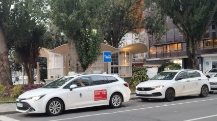 Taxis en la parada de la plaza de Ourense (A Coruña)