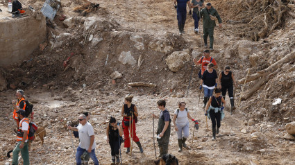 Voluntarios trabajan en el pantano de Torrent